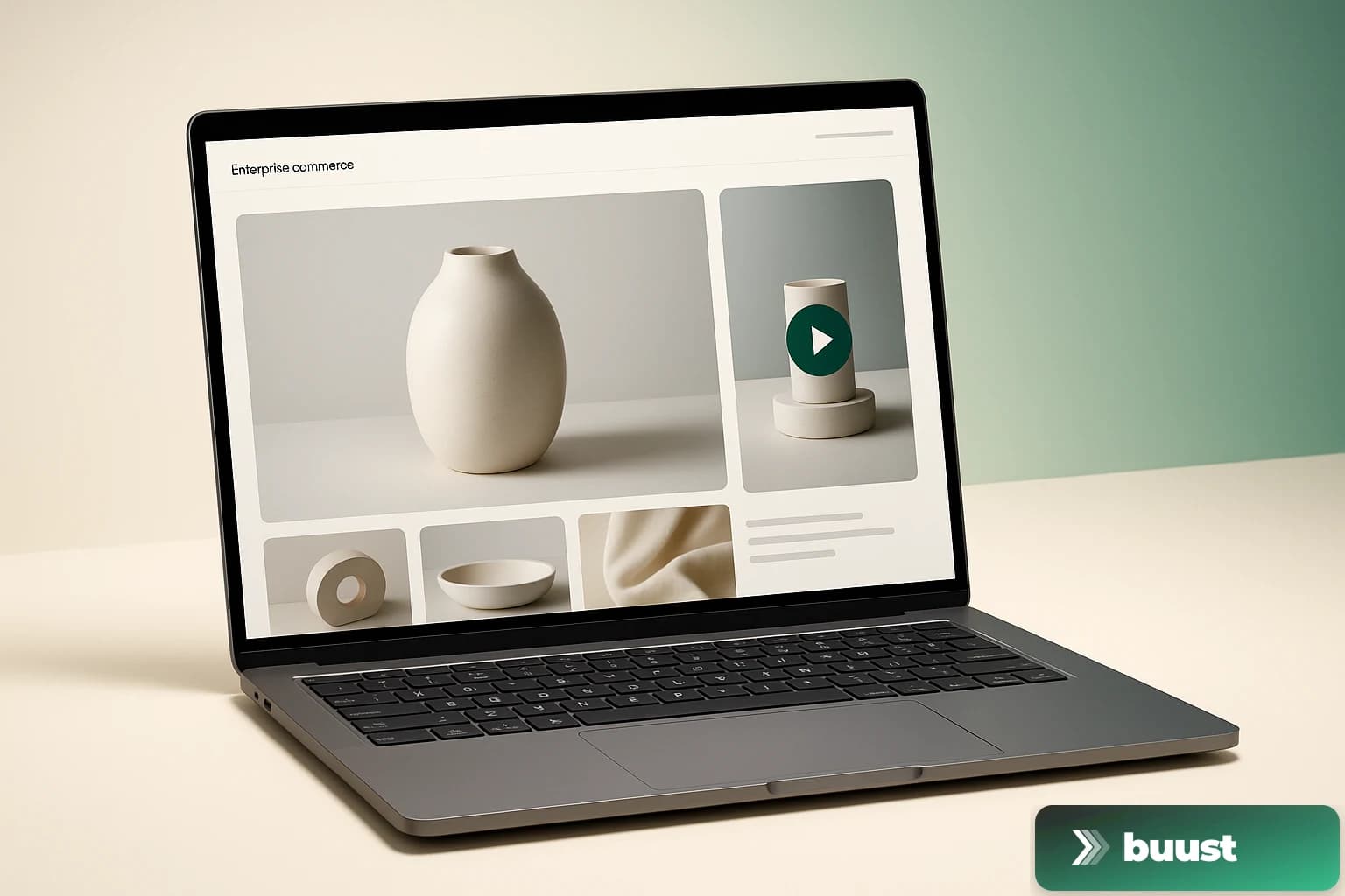 Magento- bzw. Adobe-Commerce-Produktseite auf einem Laptop mit Produktvideo in der Medien-Galerie