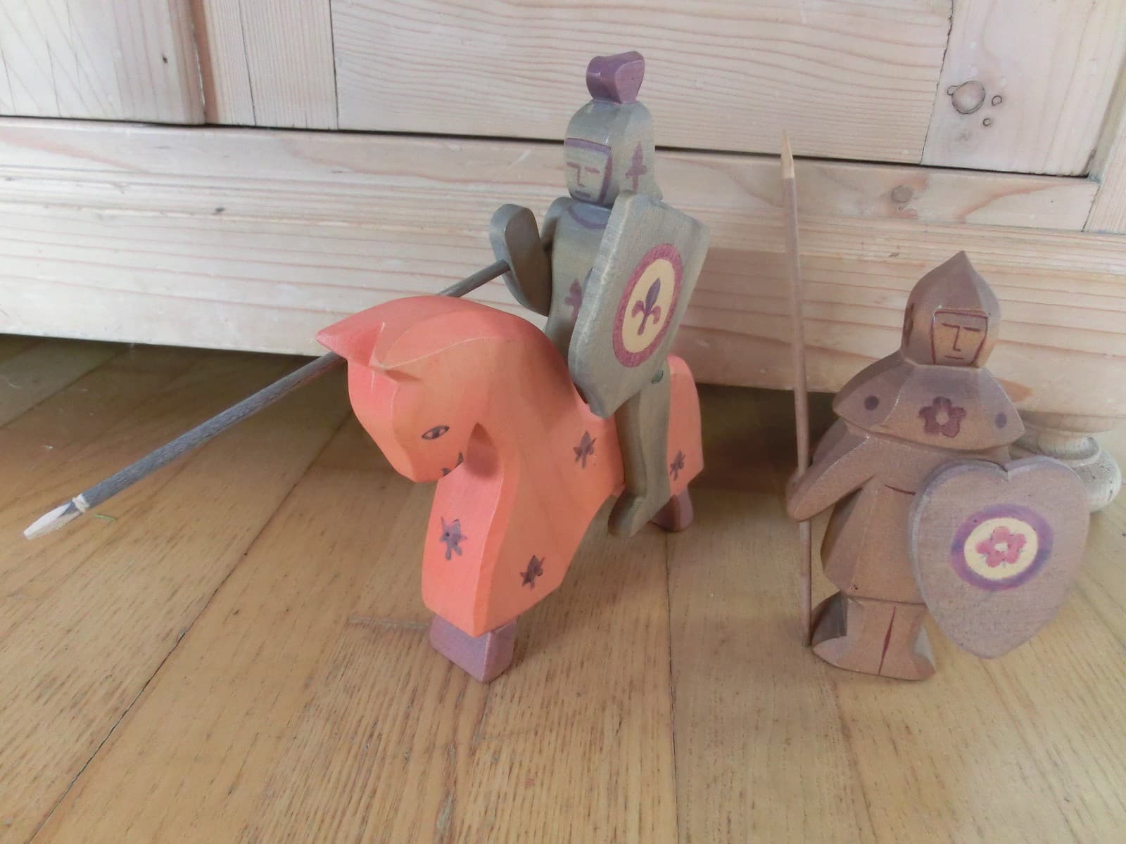 OSTHEIMER Figuren mit Brandstempel Burg Ritterburg Ritter stehend reitend Pferd