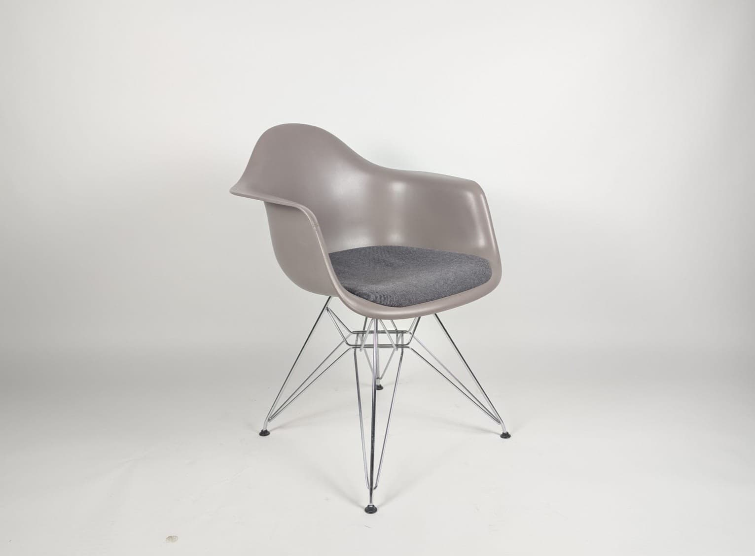 Vitra Charles Eames DAR mauvegrau mit Sitzpolster Original Designklassiker